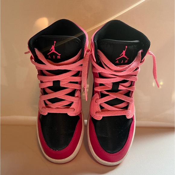 Air Jordan 1 Mid Black and Pink - Picture 5 of 8
